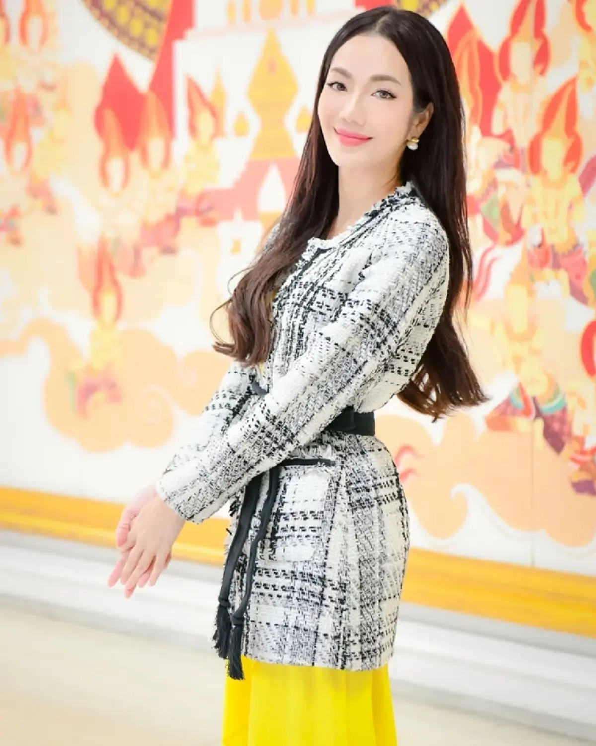 อ๋อม สกาวใจ โพสต์ท่าถ่ายรูปคู่รถเก่า แฟนๆ แห่ซูมเลขทะเบียนสวย