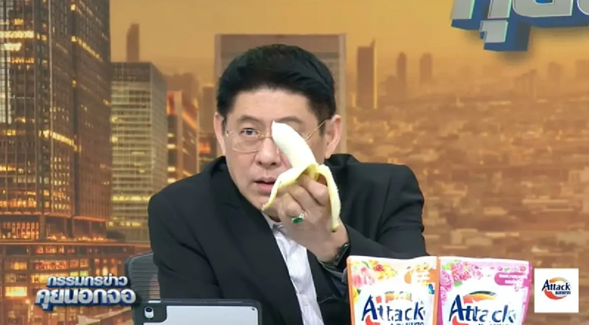 "สรยุทธ" ปอกกล้วยโชว์ 2 พ่อลูกฝั่งกัมพูชา ก่อนบอก "มันสายไปแล้ว"