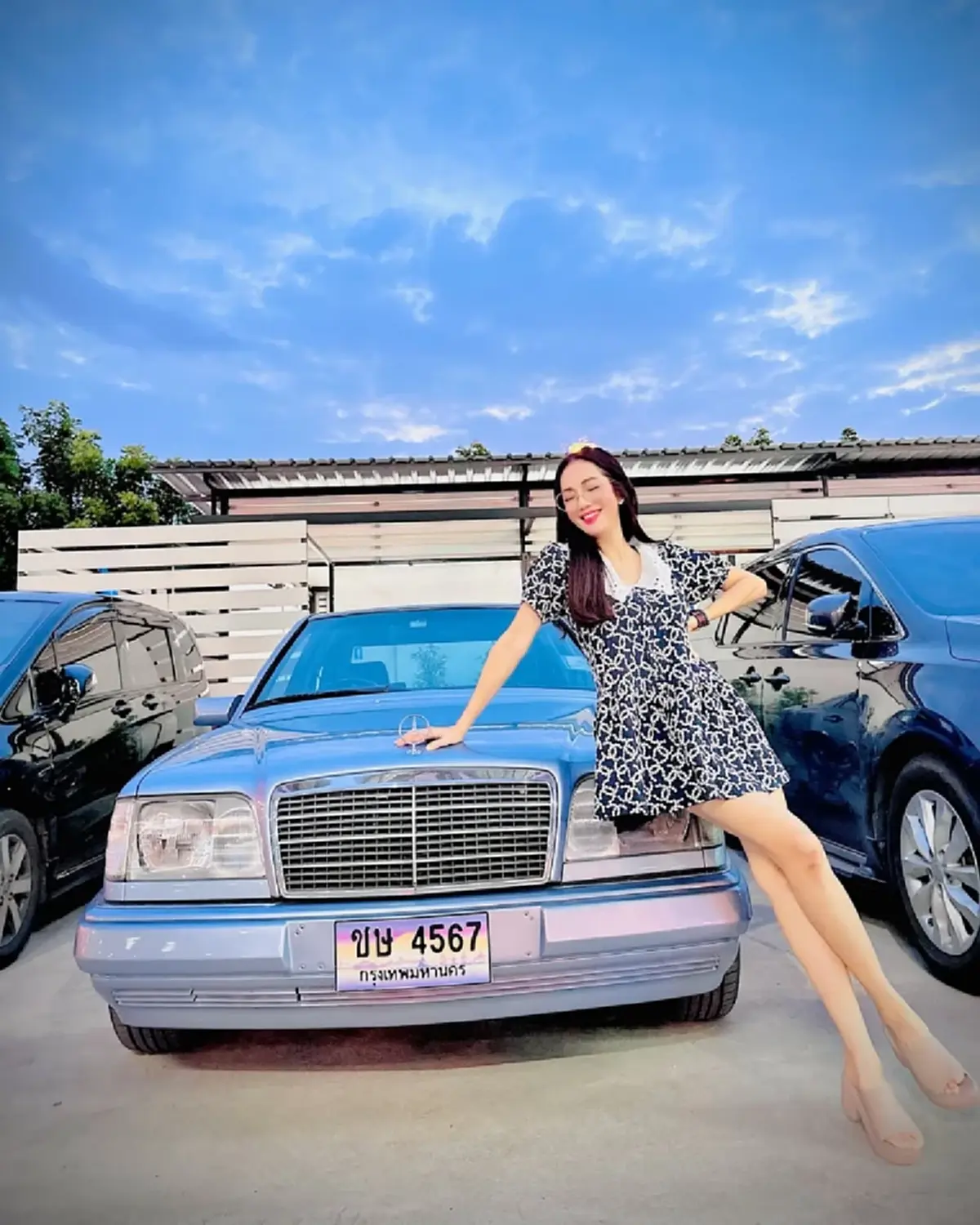 อ๋อม สกาวใจ โพสต์ท่าถ่ายรูปคู่รถเก่า แฟนๆ แห่ซูมเลขทะเบียนสวย