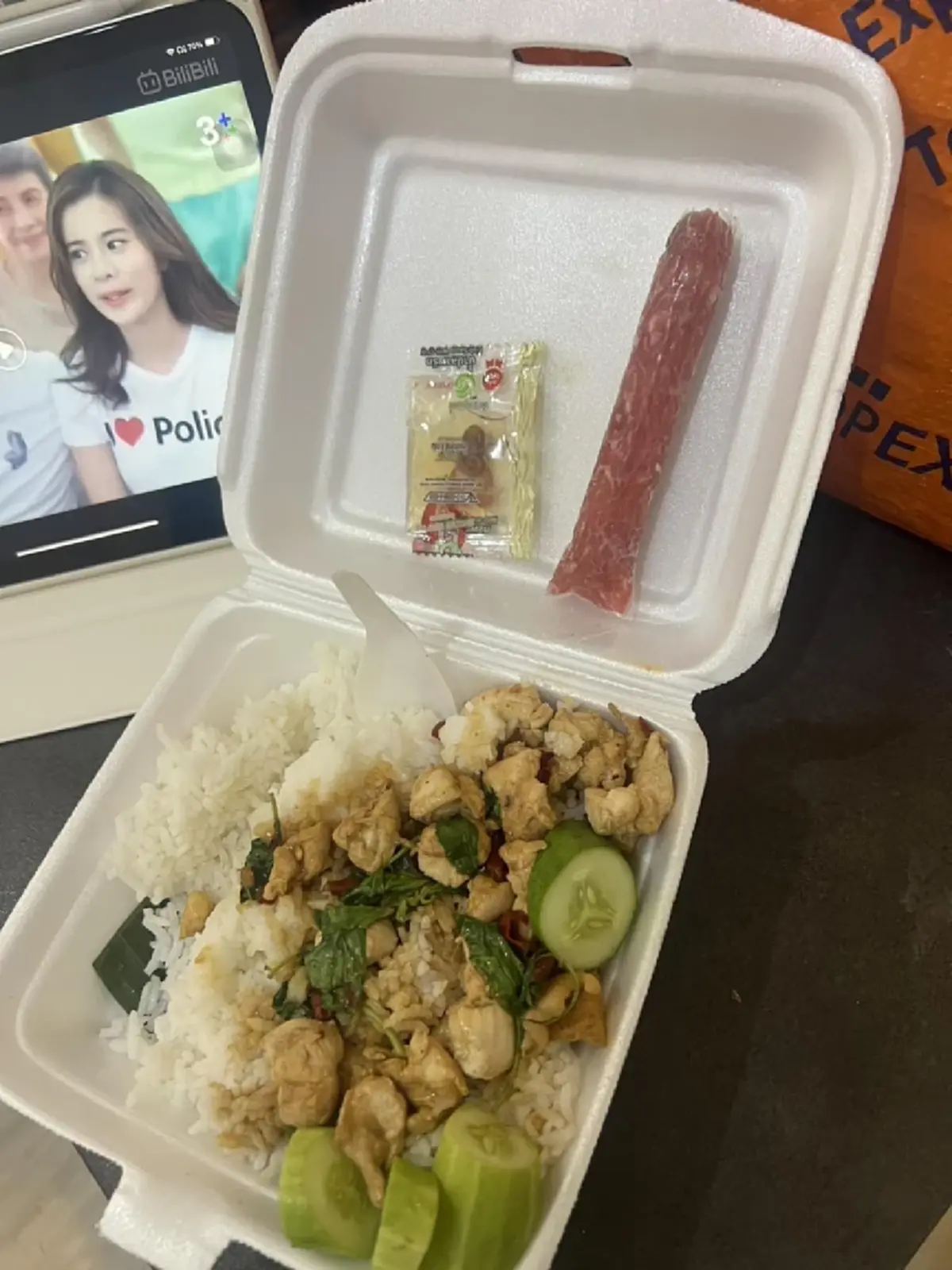 สาวสั่ง กะเพราไก่ใส่แหนม เปิดกล่องมา เจอเต็ม ๆ ทำฮาสนั่นโซเชียล