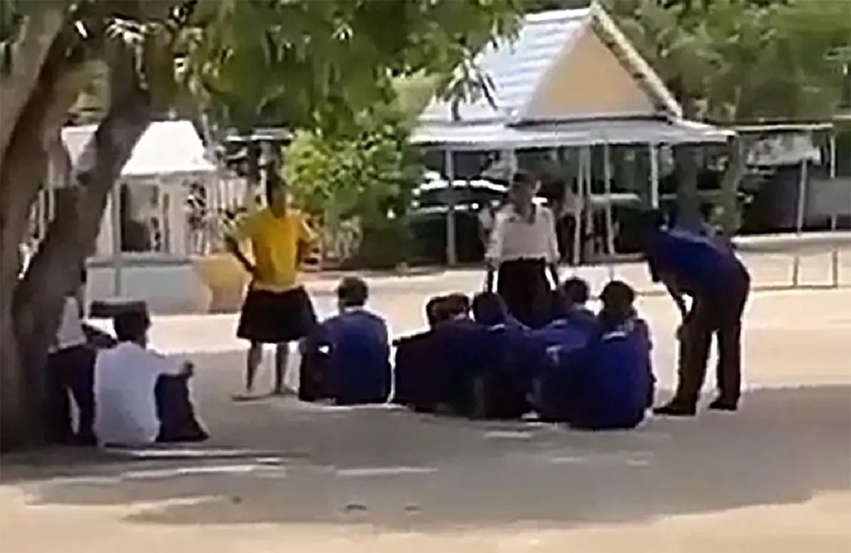เสียงแตก ครูสาวโดนผอ.สั่งย้าย หลังทำโทษนักศึกษาที่แอบสูบบุหรี่