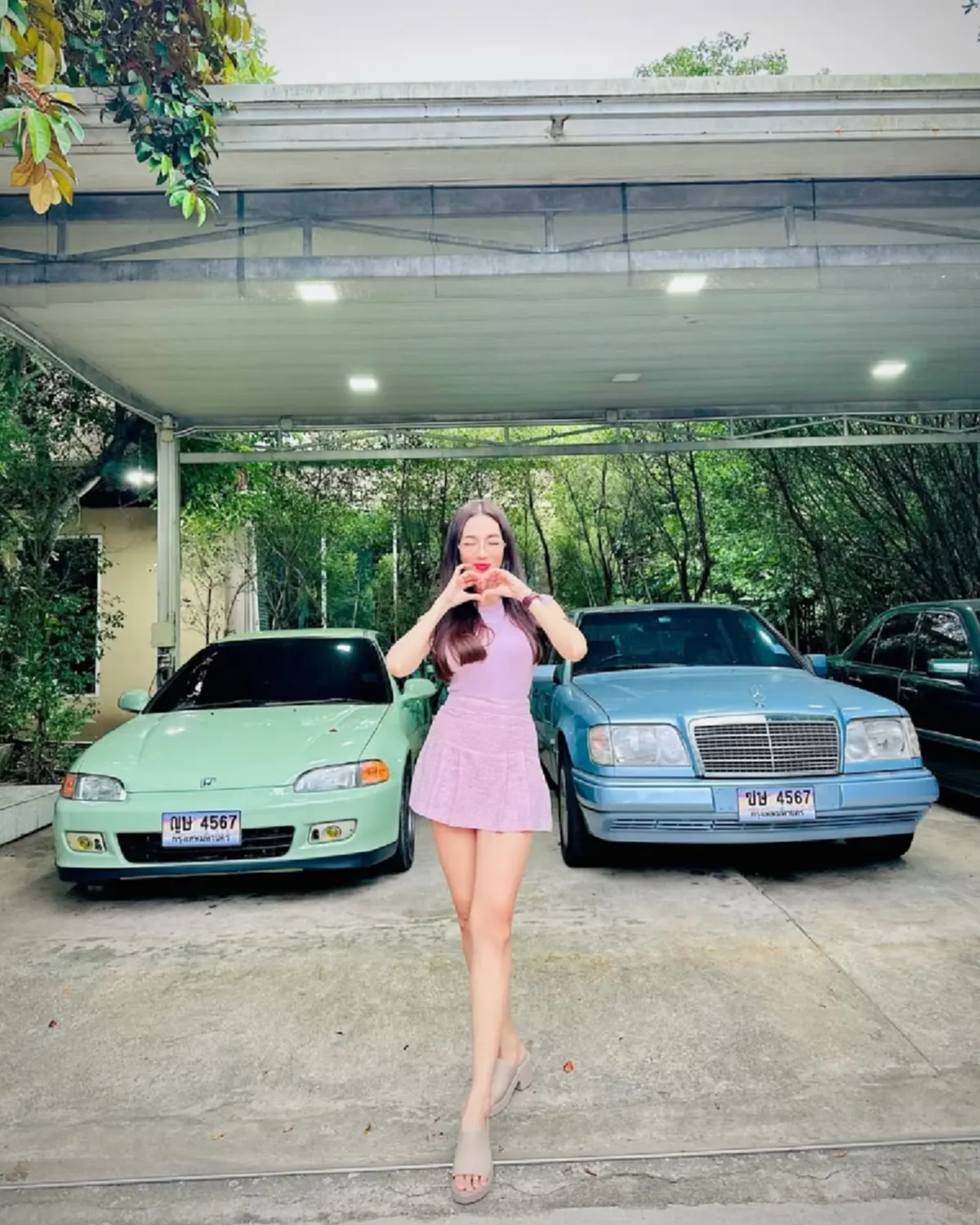 อ๋อม สกาวใจ โพสต์ท่าถ่ายรูปคู่รถเก่า แฟนๆ แห่ซูมเลขทะเบียนสวย