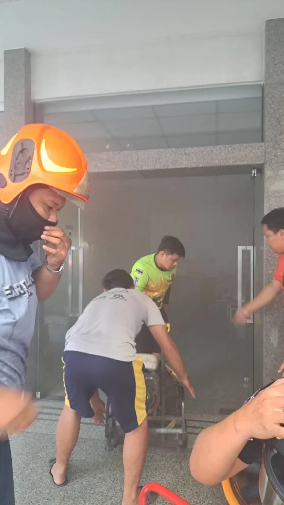 ไฟไหม้หอพัก รพ.ศิริราช กลุ่มควันโขมง ยังควบคุมเพลิงไม่ได้