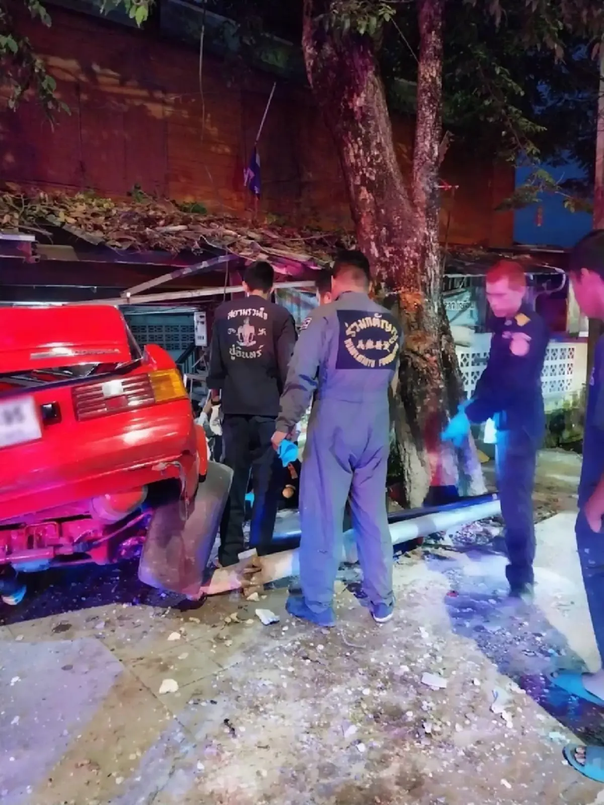 รถเก๋งเสียหลัก พุ่งชนทะลุบ้าน ร่างกระเด็นตกทางระบายน้ำ ดับสลด