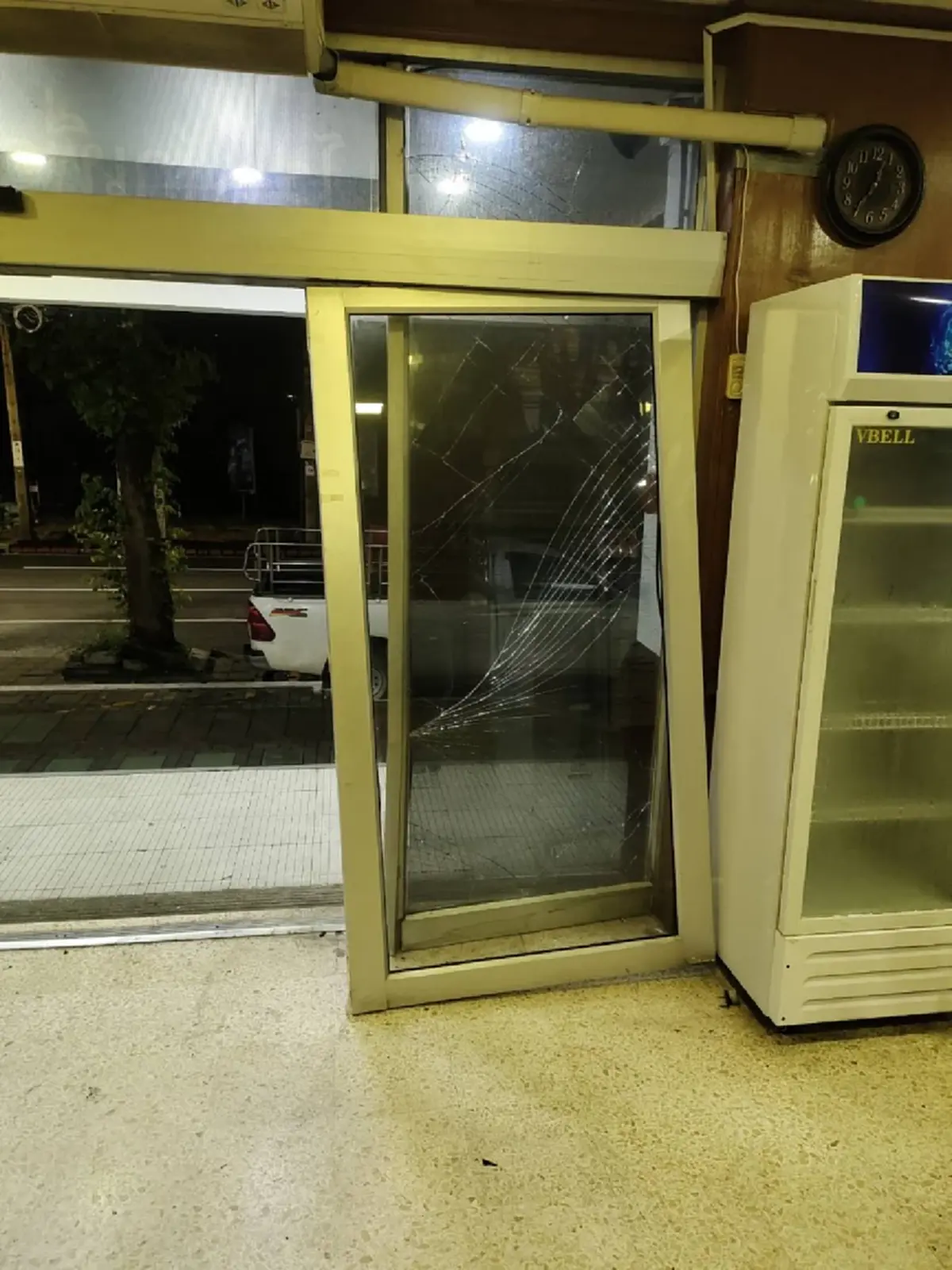 หนุ่ม 36 ปี เลี้ยวกระบะ  พุ่งชนสน. ประตูพังยับ เผยสาเหตุสุดอันตราย