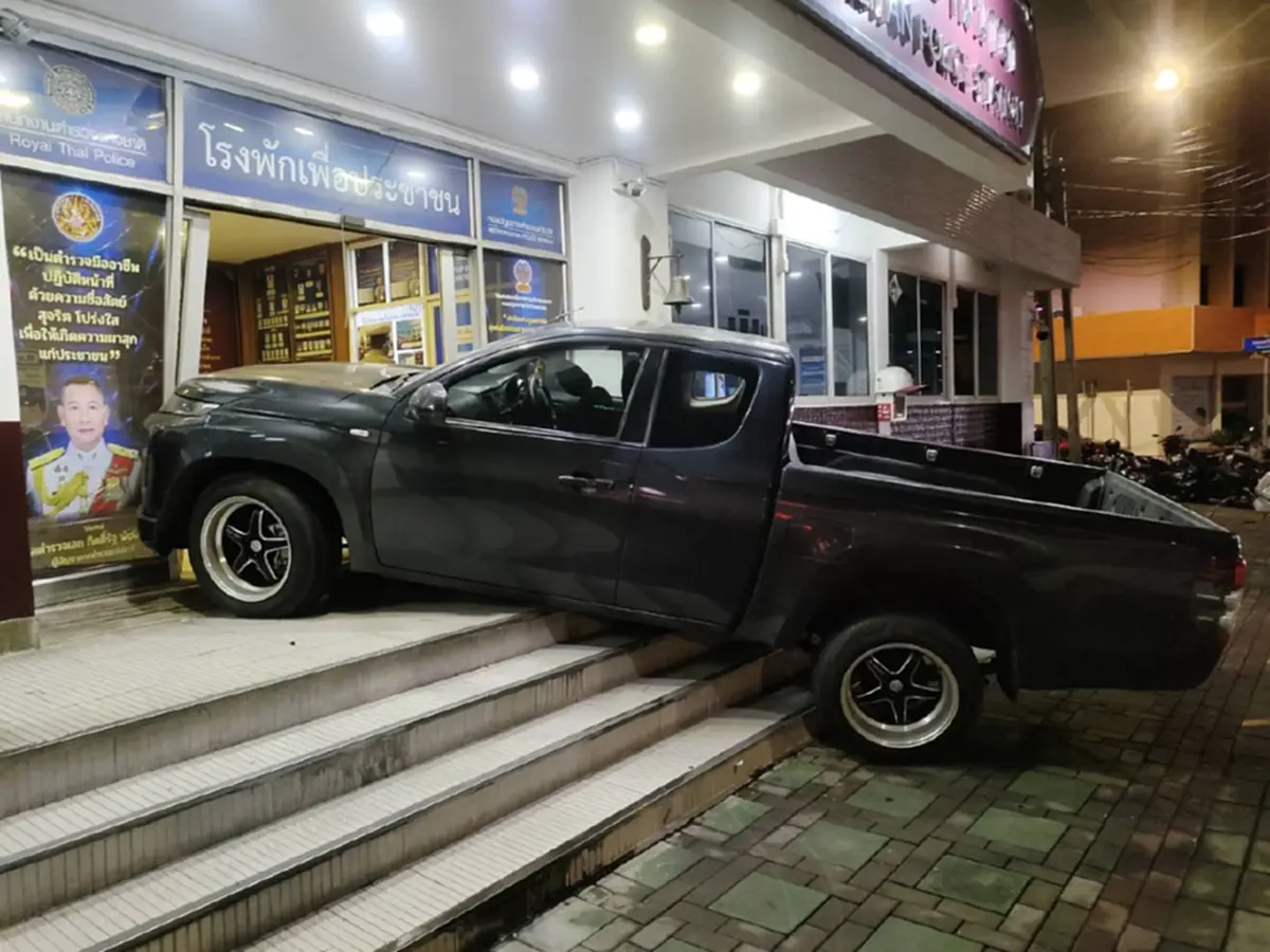 หนุ่ม 36 ปี เลี้ยวกระบะ  พุ่งชนสน. ประตูพังยับ เผยสาเหตุสุดอันตราย