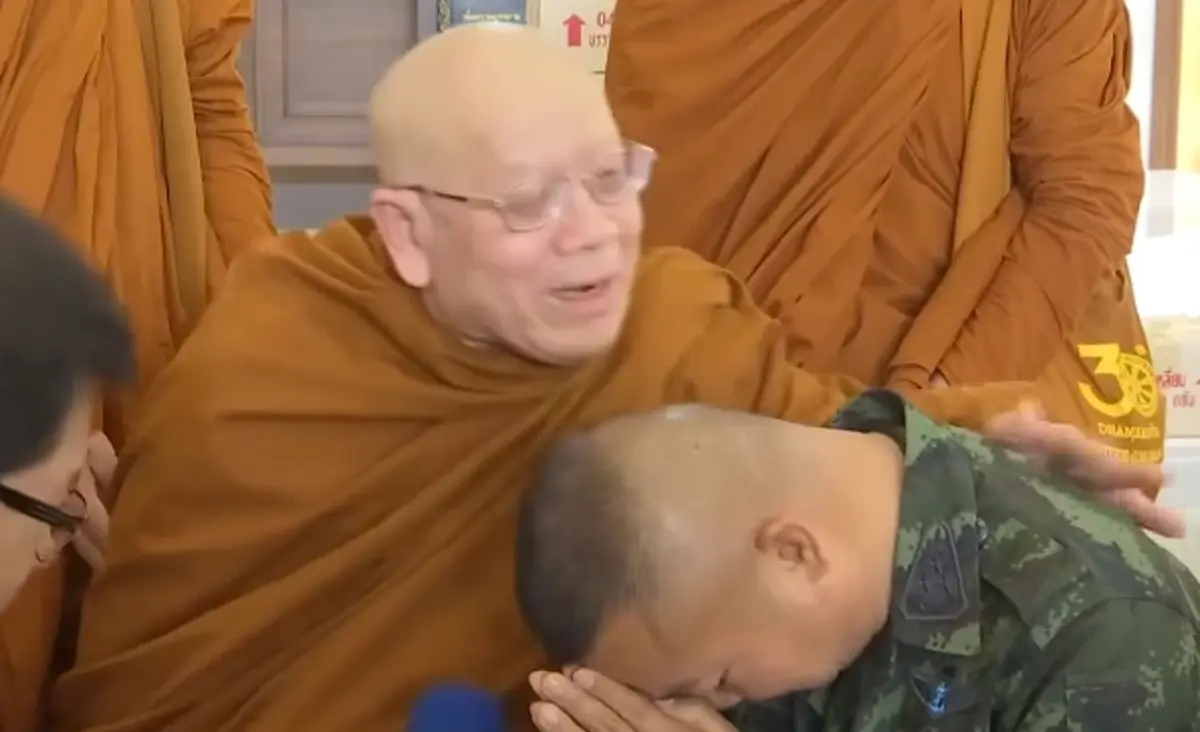 แม่ทัพภาค 2 รับมอบเงินจาก หลวงปู่สุดใจ พร้อมลั่น ไม่อยากรบ สงสารลูกน้อง