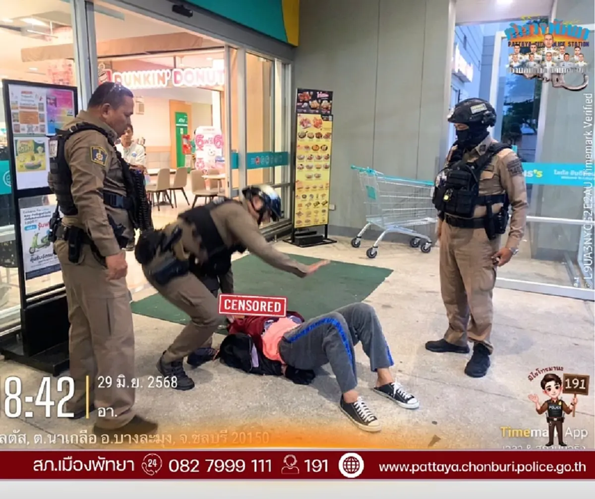 ระทึกกลางห้าง หนุ่มหวังปล้นร้านทอง ถูกตำรวจพัทยารวบตัวทันควัน