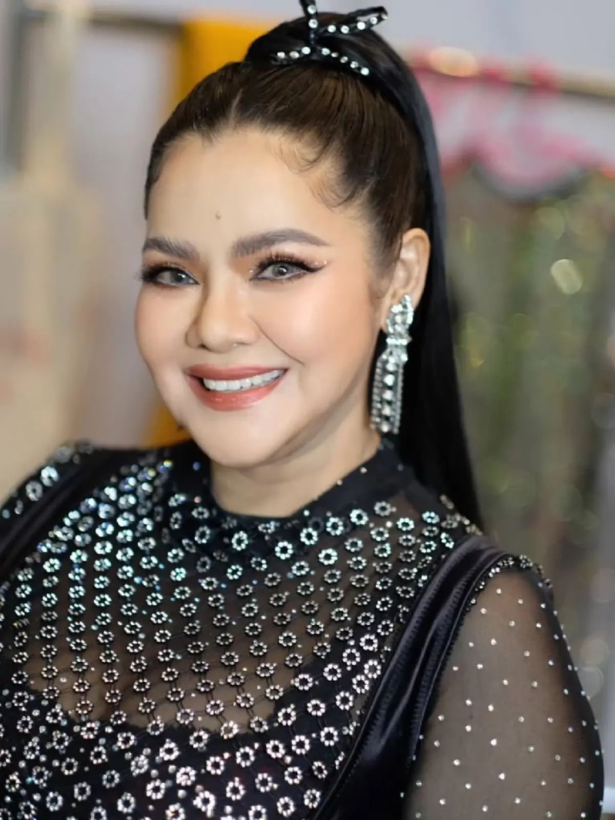 \"ฮาย อาภาพร\" เคลื่อนไหวแรง ฟาดสะเทือน งานนี้มีคนสะดุ้ง