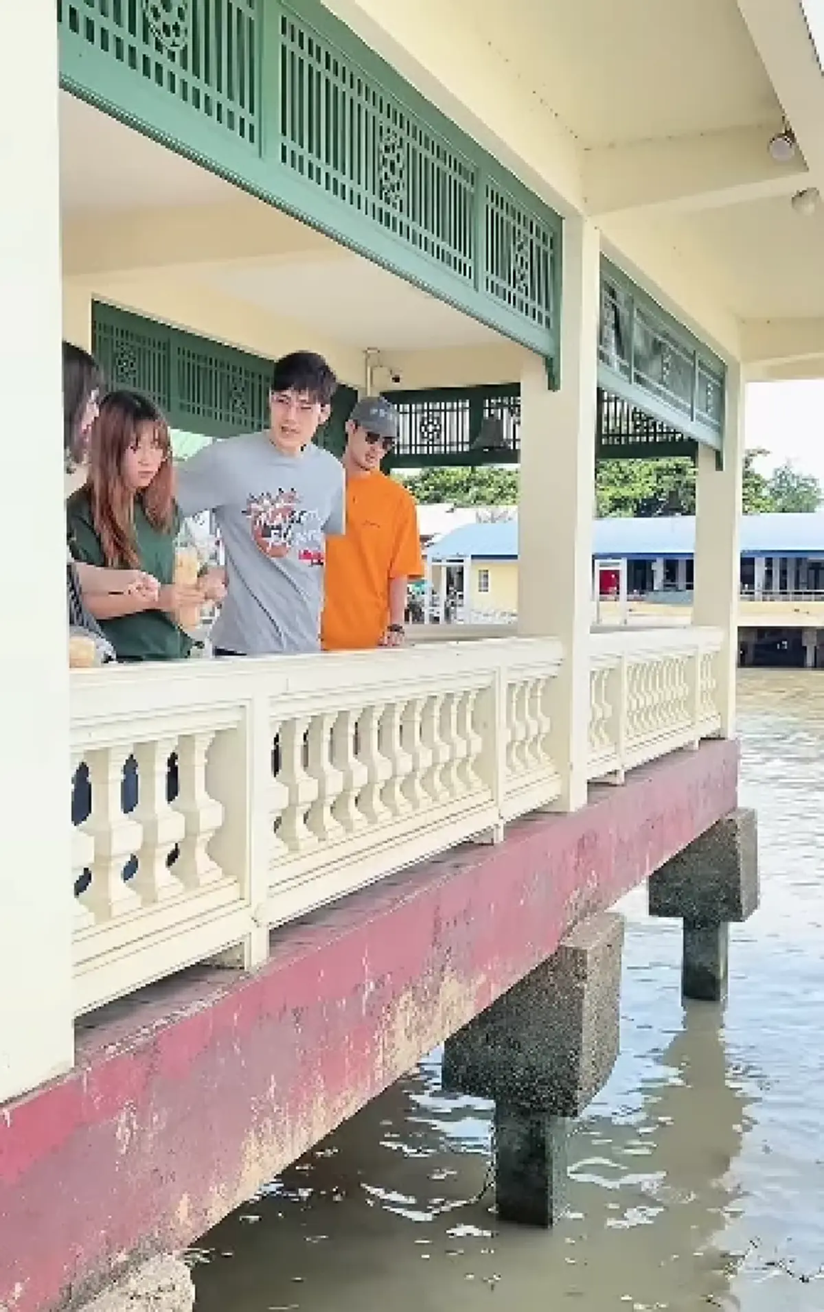 \"บอย ปกรณ์\" ชวน \"แม่งามทิพย์\" มาปล่อยปลา พร้อมโชว์ลอตเตอรี่