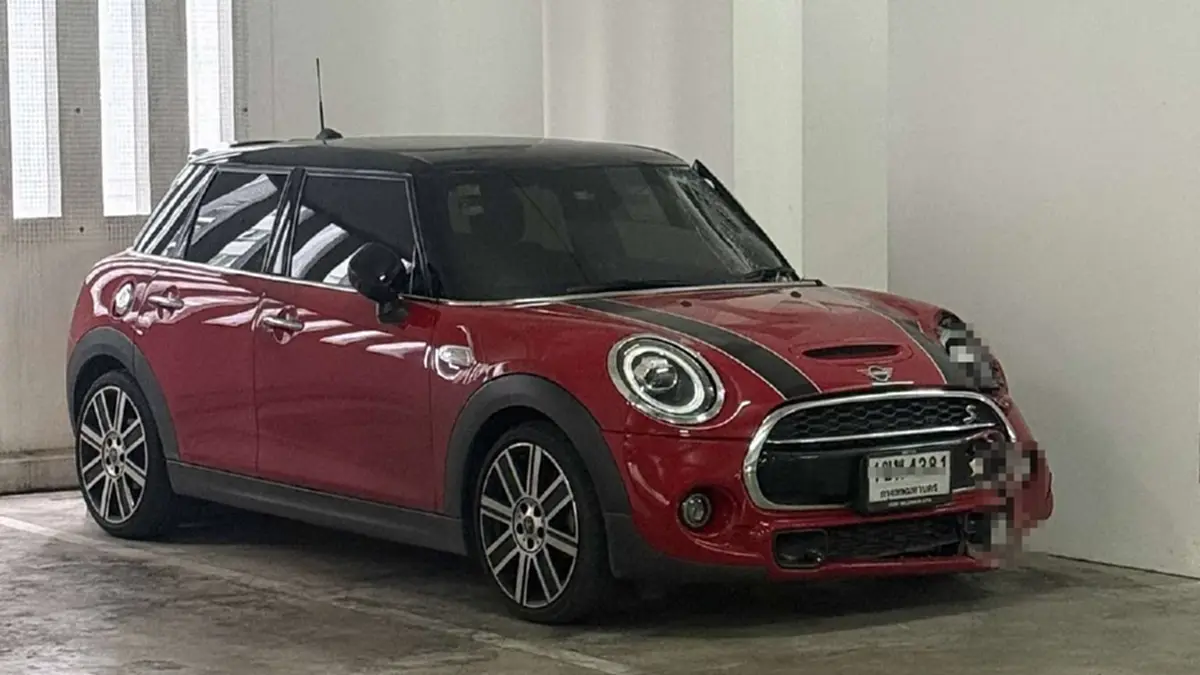 ล่าตัวด่วน มินิคูเปอร์แดงซิ่งชนดับ 1 สาหัส 1 หนีจอดทิ้งคอนโดหรู