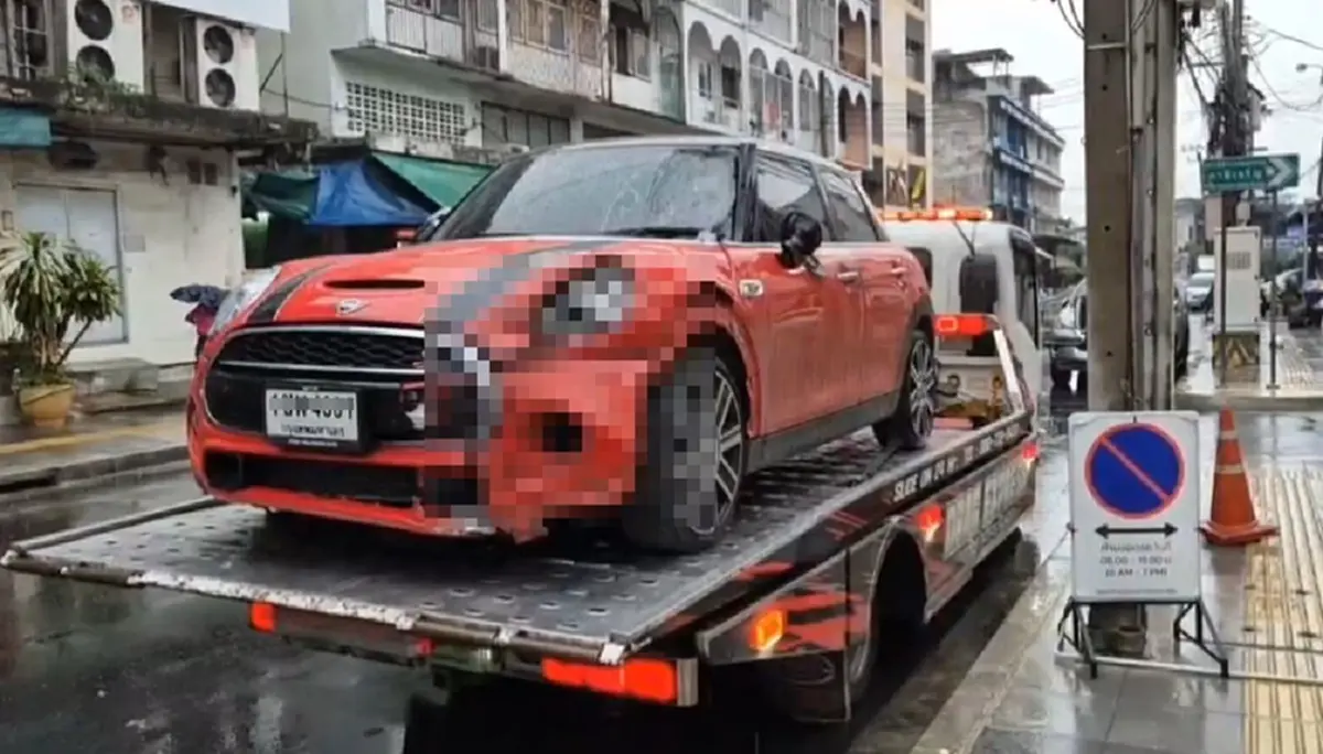 ล่าตัวด่วน มินิคูเปอร์แดงซิ่งชนดับ 1 สาหัส 1 หนีจอดทิ้งคอนโดหรู