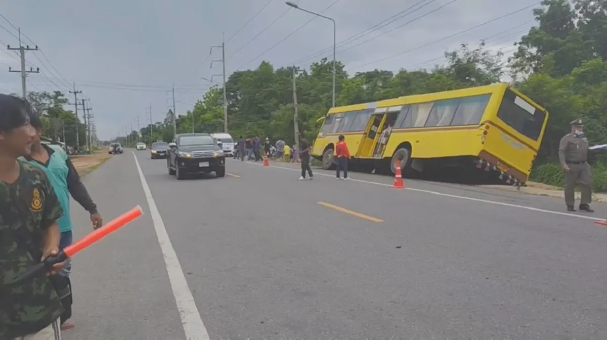 รถบัสนักเรียน จ.อุทัยธานี ยางระเบิดหวิดคว่ำ 50 ชีวิตขวัญผวา