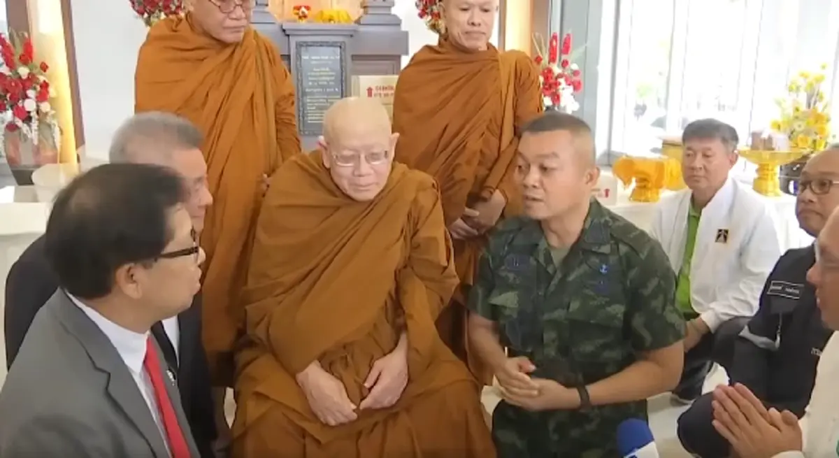แม่ทัพภาค 2 รับมอบเงินจาก หลวงปู่สุดใจ พร้อมลั่น ไม่อยากรบ สงสารลูกน้อง
