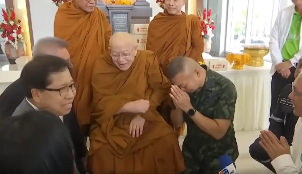 แม่ทัพภาค 2 รับมอบเงินจาก หลวงปู่สุดใจ พร้อมลั่น ไม่อยากรบ สงสารลูกน้อง