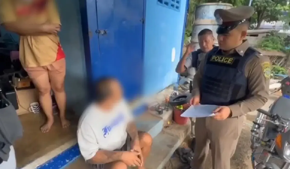 รวบ 2 หนุ่ม รับจ้างกดเงินแก๊งเพจผี สวมรอยเพจดังหลอกขายของออนไลน์