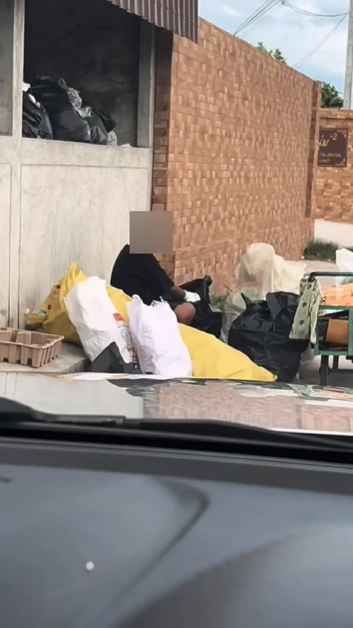 สาวสงสารหญิงชรา จึงขนขวดมาให้ เจอยายพูดประโยคเดียว น้ำตาจะไหล