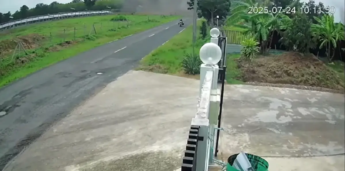 ส่งด่วนของแท้ นาทีระทึก จรวดเขมรBM-21ถล่ม ไรเดอร์ขี่ฝ่าไปส่งของ