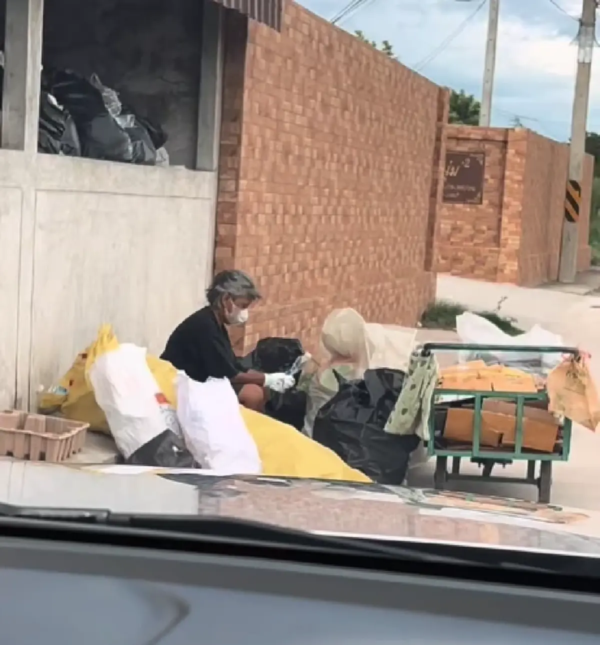 สาวใจดีให้ขวดคนแก่ สุดท้ายรู้ทีหลัง อย่าตัดสินคนจากภาพลักษณ์