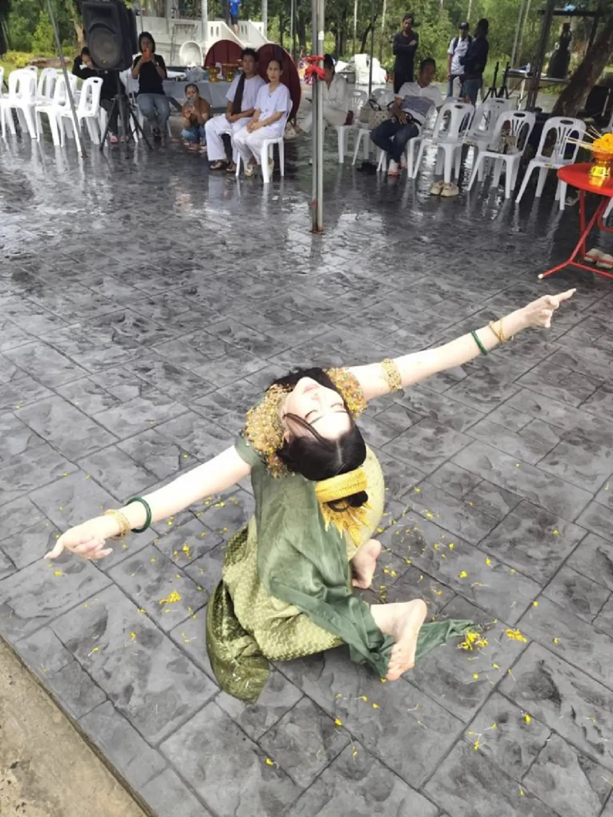 ลิลลี่ เหงียน รำถวายองค์ปู่พญานาค ฟาดหมอเขมร ขอไทยรบชนะ