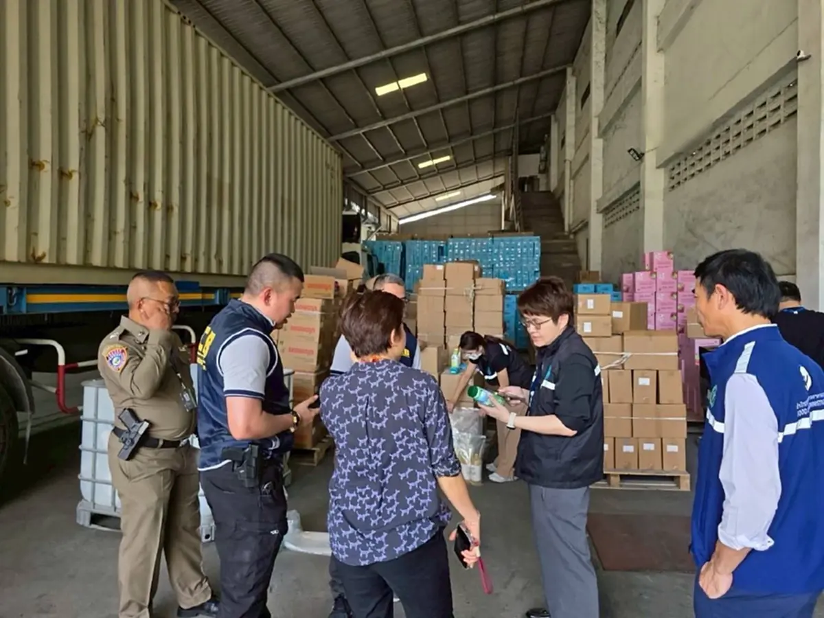 ทลายโกดังเครื่องสำอางเถื่อน ซุกวัตถุอันตราย ยึดของกลาง 20 ล้าน