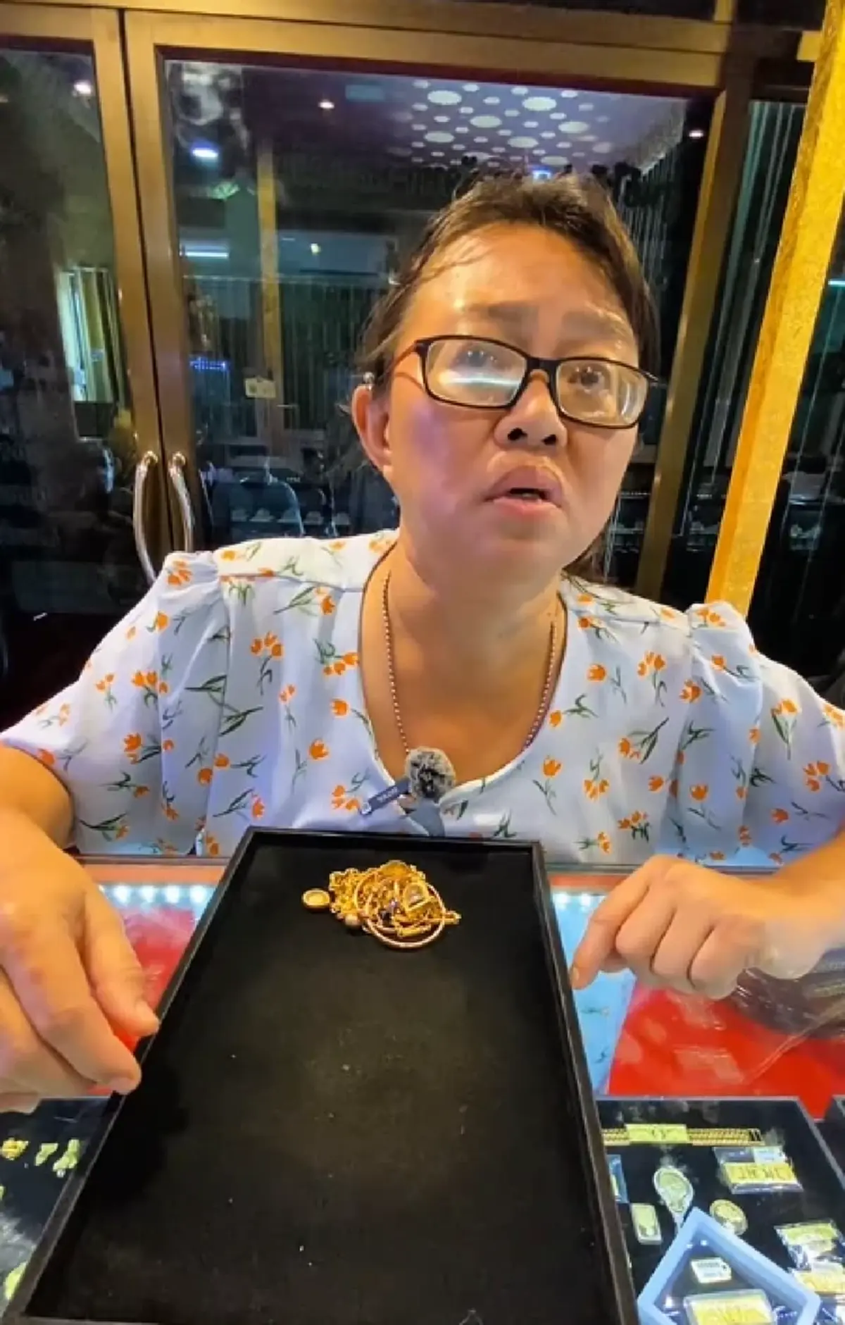 หญิงพิการ นำทองสมบัติชิ้นสุดท้ายมาขาย รู้เหตุผลถึงกับสงสาร