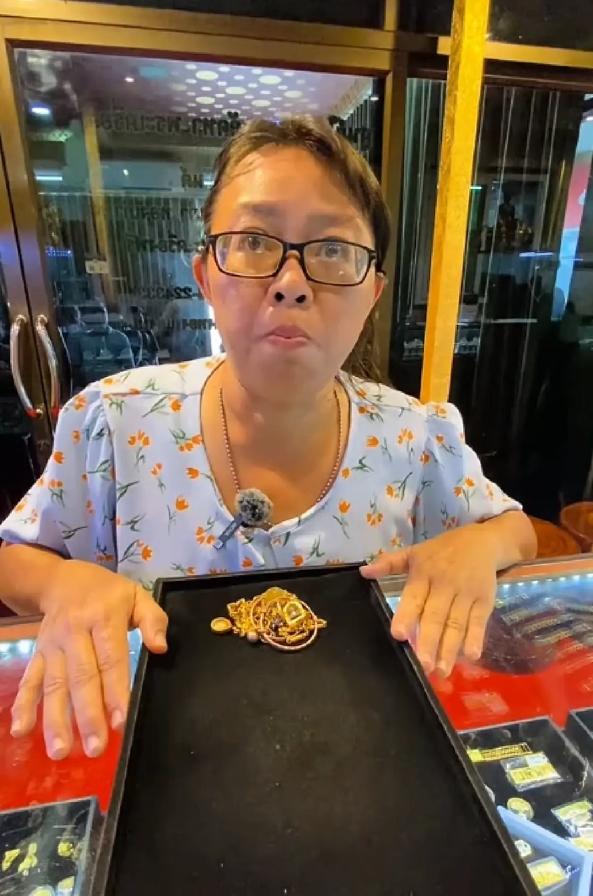 หญิงพิการ นำทองสมบัติชิ้นสุดท้ายมาขาย รู้เหตุผลถึงกับสงสาร