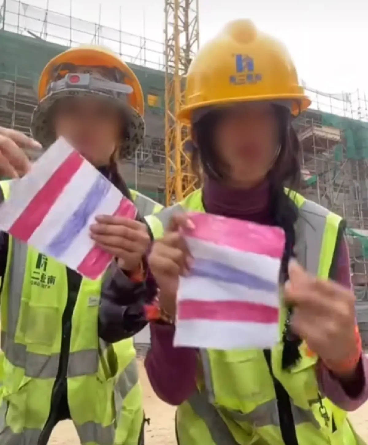 รู้แล้วอยู่ไหน 2 สาวเขมร ถือธงชาติไทยเหยียบ ทำคลิปยั่วยุ