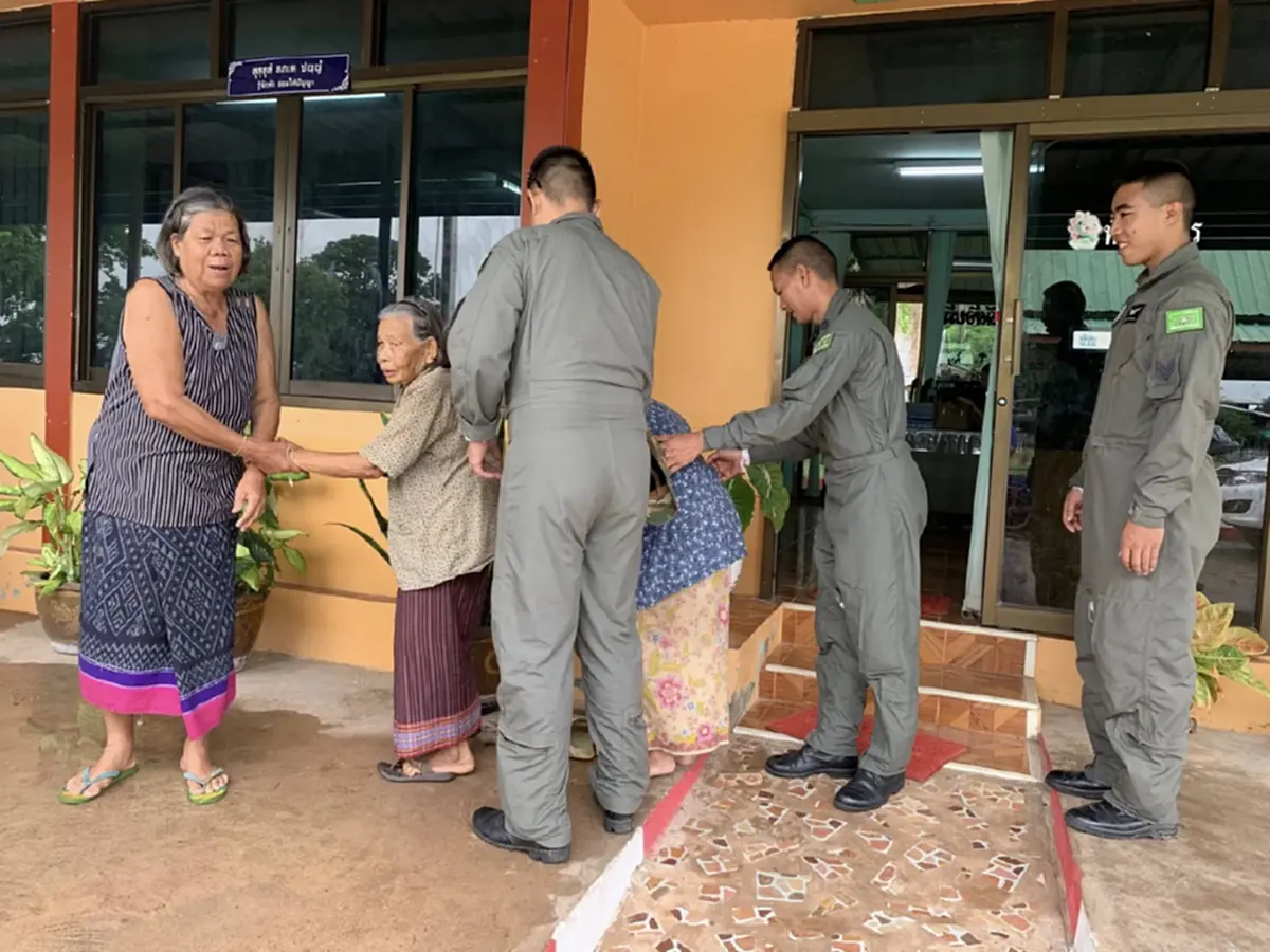 ฮ.ทหารลงจอดฉุกเฉินกลาง รร.ร้อยเอ็ด ผู้เฒ่าผู้แก่แห่รับขวัญ