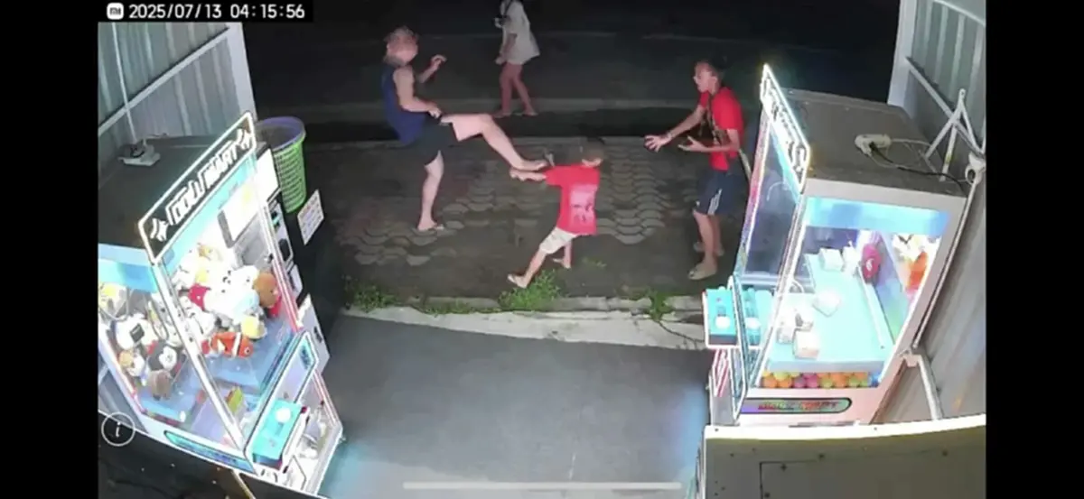 รับไม่ได้ ชายปริศนา ถีบเด็กออทิสติก 7 ขวบ ฉุนหมาจรเห่าใส่