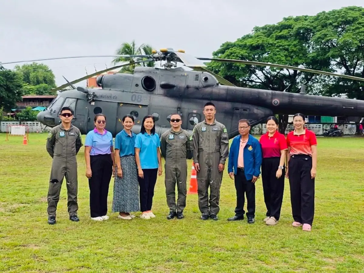 ฮ.ทหารลงจอดฉุกเฉินกลาง รร.ร้อยเอ็ด ผู้เฒ่าผู้แก่แห่รับขวัญ