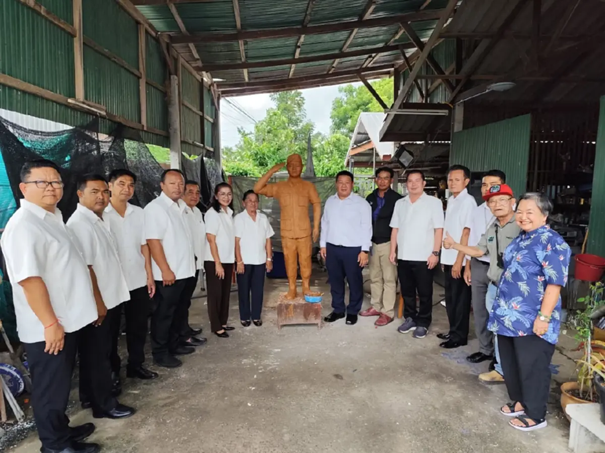 ช่างเทียนโคราชโชว์ฝีมือ แกะเทียน แม่ทัพภาค 2 ร่วมขบวนแห่พรรษา