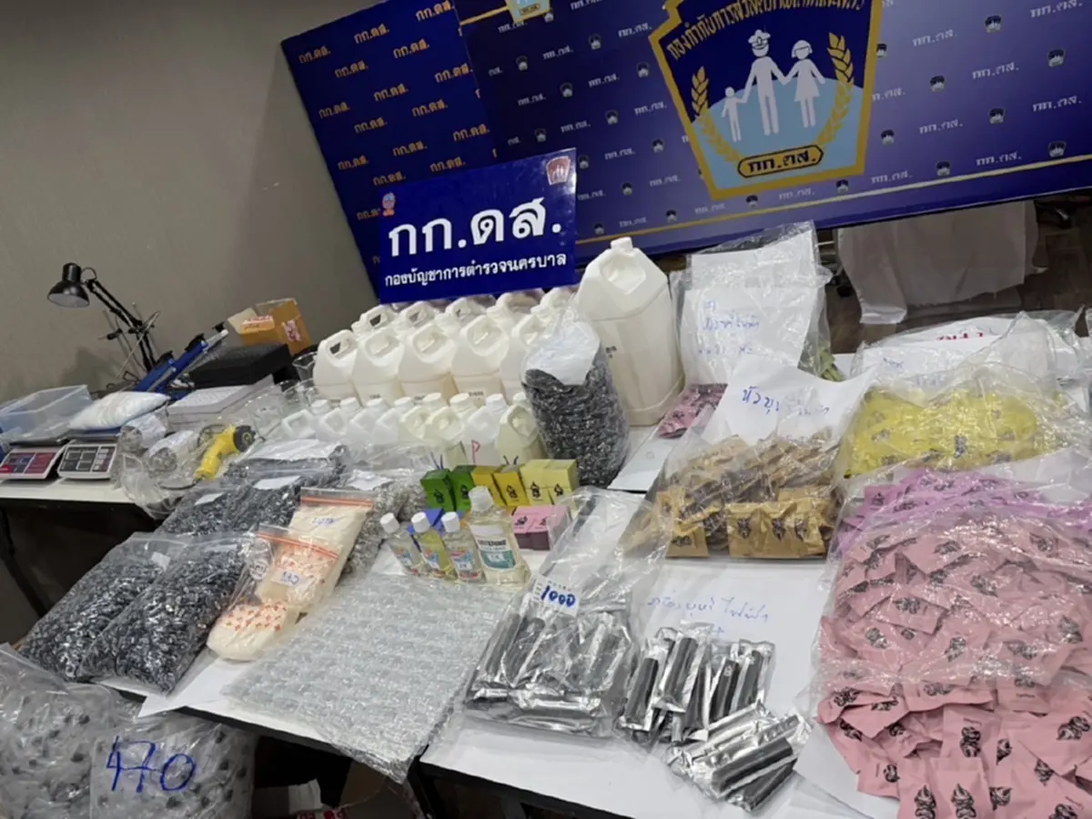บุกจับชายจีนเปิดคอนโดหรู ผลิตพอตเคผสมสารเสพติด ยึดของกลาง3ล้าน