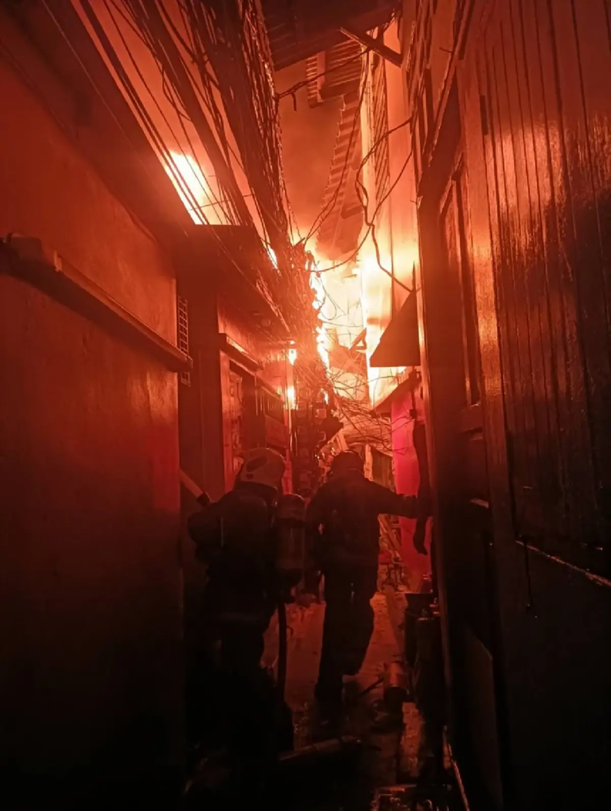 ระทึก ไฟไหม้ชุมชนน้องใหม่ ย่านคลองเตย บ้านวอดหลายหลัง หนีตายวุ่น