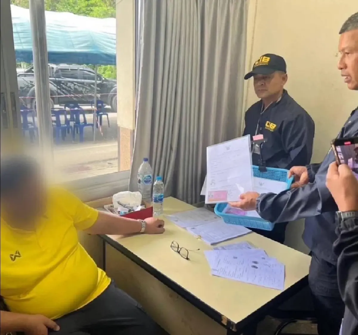 ทลายเครือข่ายกินหัวคิว "บัตรชมพู" รวบปลัดอำเภอนอกแถว