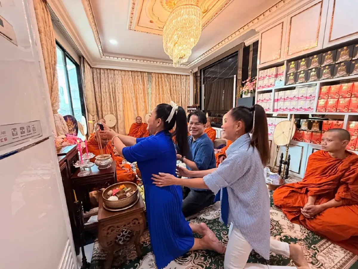 ฮาย อาภาพร ทำบุญใหญ่วันเกิด แห่สะดุดตาเลขขันน้ำมนต์