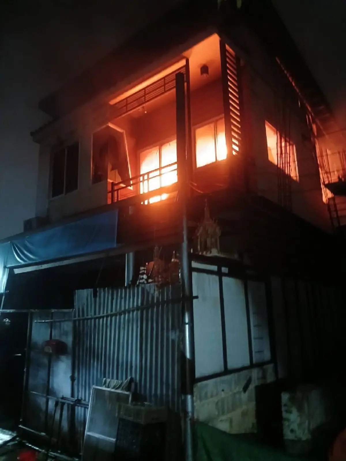 เศร้าไฟไหม้บ้าน คลอกร่าง พ่อแม่ลูกดับ 4 ศพ เผยสาเหตุยิ่งสลดใจ