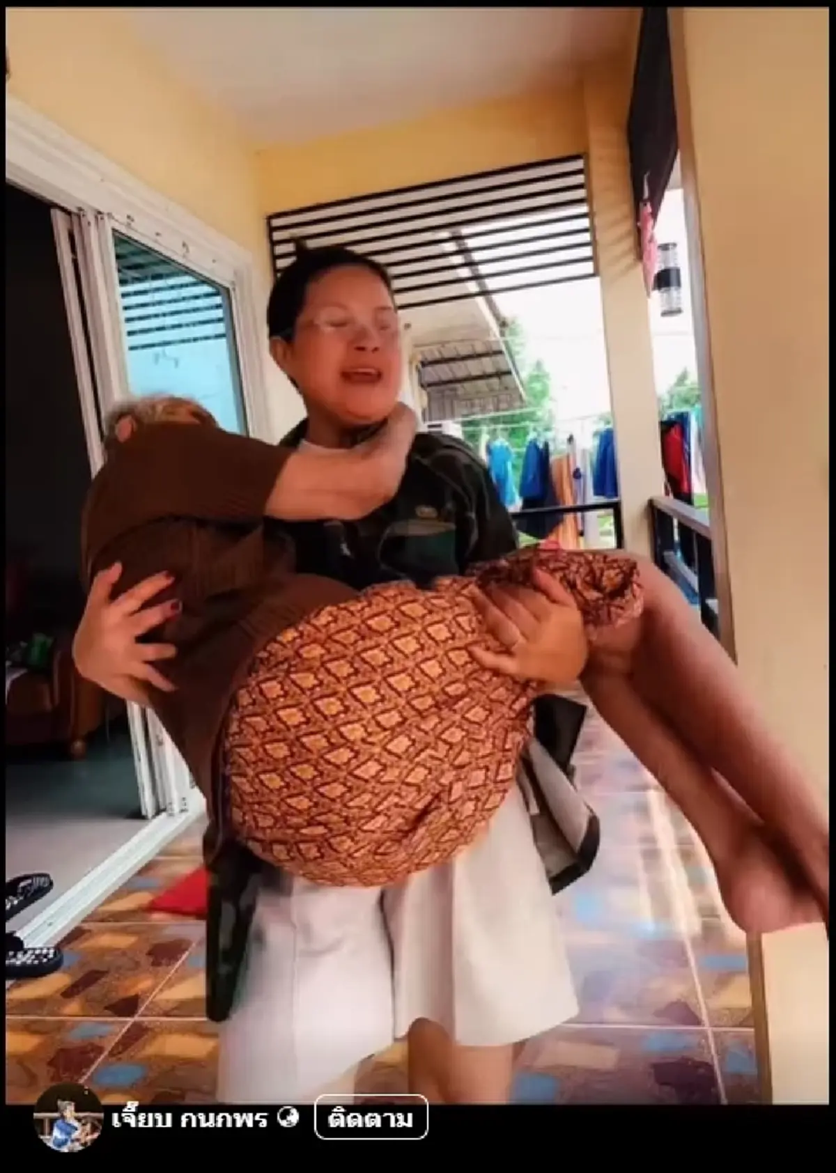 \"เจี๊ยบ กนกพร\" อุ้มแม่หนีวุ่น ลั่น สู้ทั้งมะเร็ง สู้ทั้งสงคราม
