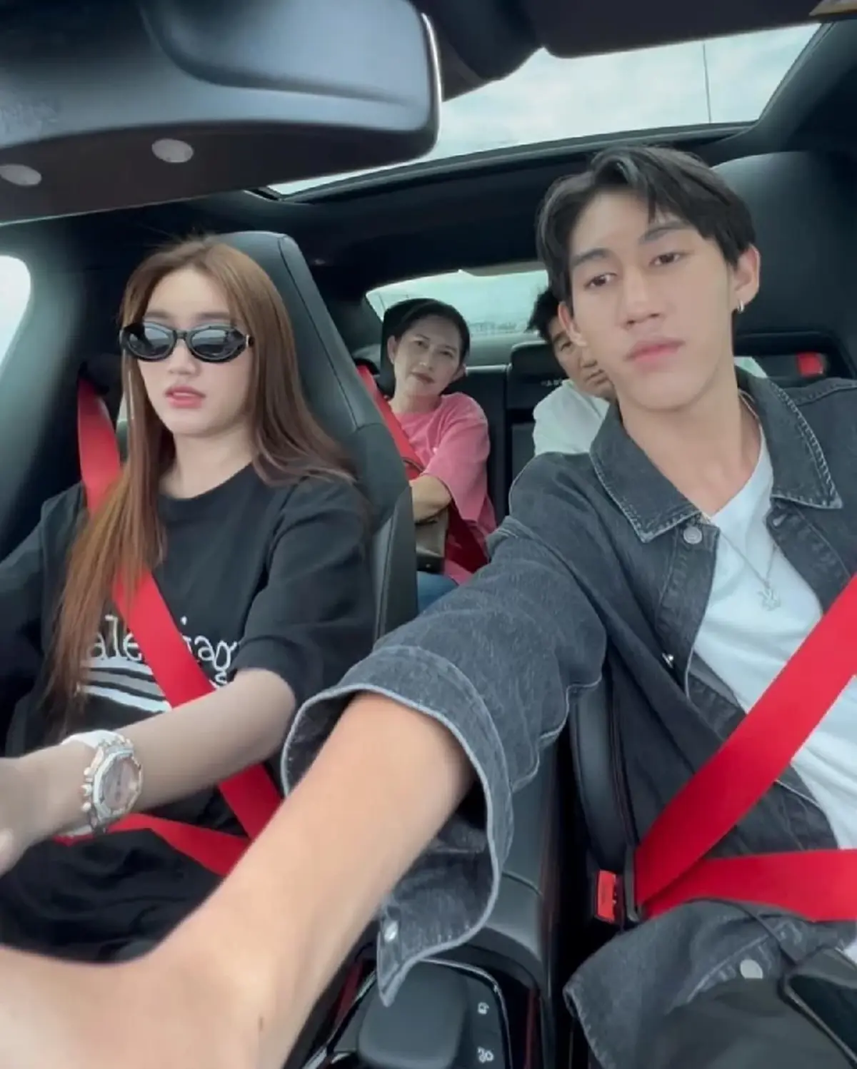 เบสท์ คำสิงห์ ถอยรถหรูของขวัญน้องชาย เผยในวัย 25 มีอะไรแล้วบ้าง