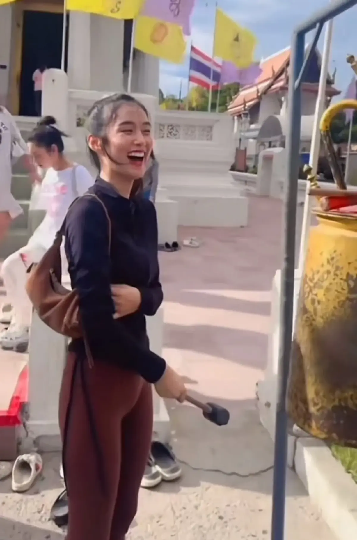 ดราม่าฉ่ำ เก๋ไก๋ สไลเดอร์ ใส่ชุดรัดรูปเข้าวัด แห่วิจารณ์สนั่น