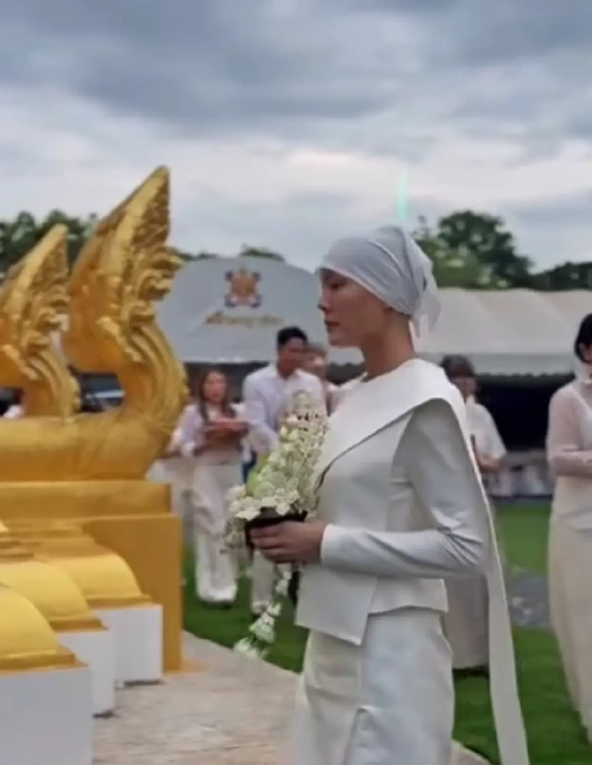 เปิดภาพ \"เจนี่ เทียนโพธิ์สุวรรณ\" ปลงผม นุ่งขาวห่มขาว บวชสามเณรี