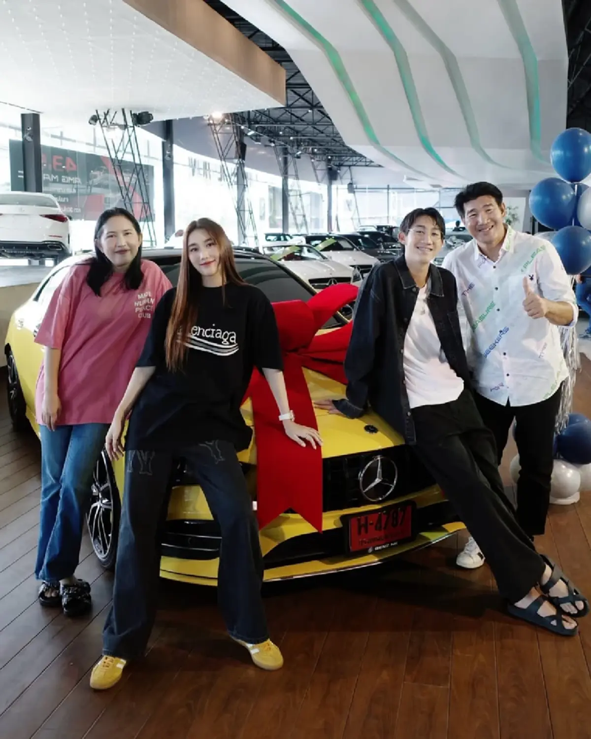 เบสท์ คำสิงห์ ถอยรถหรูของขวัญน้องชาย เผยในวัย 25 มีอะไรแล้วบ้าง