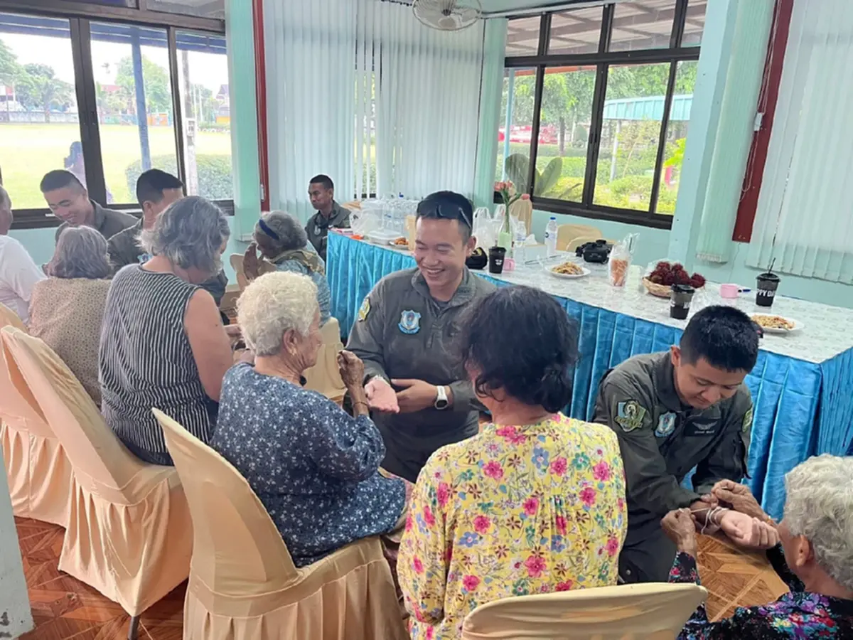 ฮ.ทหารลงจอดฉุกเฉินกลาง รร.ร้อยเอ็ด ผู้เฒ่าผู้แก่แห่รับขวัญ