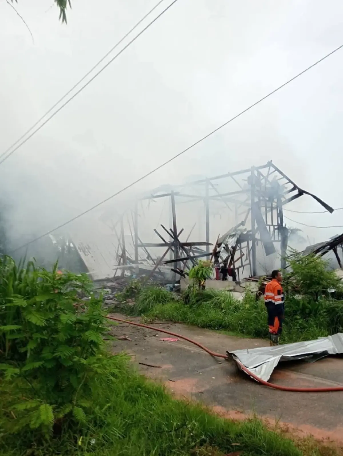 เขมรยิงไม่หยุด เปิดภาพความเสียหาย จ.สุรินทร์ BM-21 ถล่มบ้านปชช.