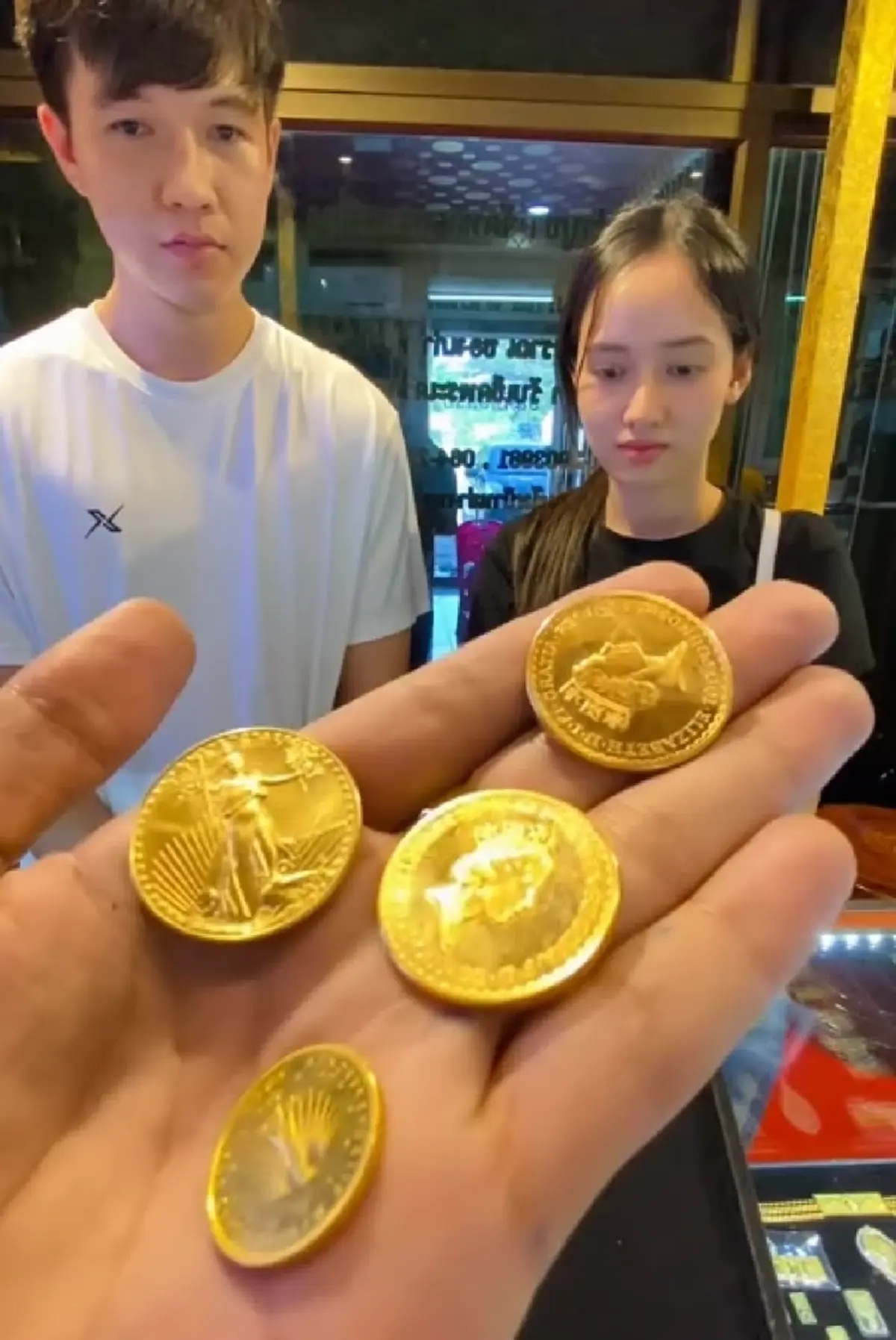 หนุ่มเอะใจ นำเหรียญทองมรดกไปขาย ได้เหรียญละ 5,000 บาท  ก่อนไปอีกร้านถึงกับตกใจราคา