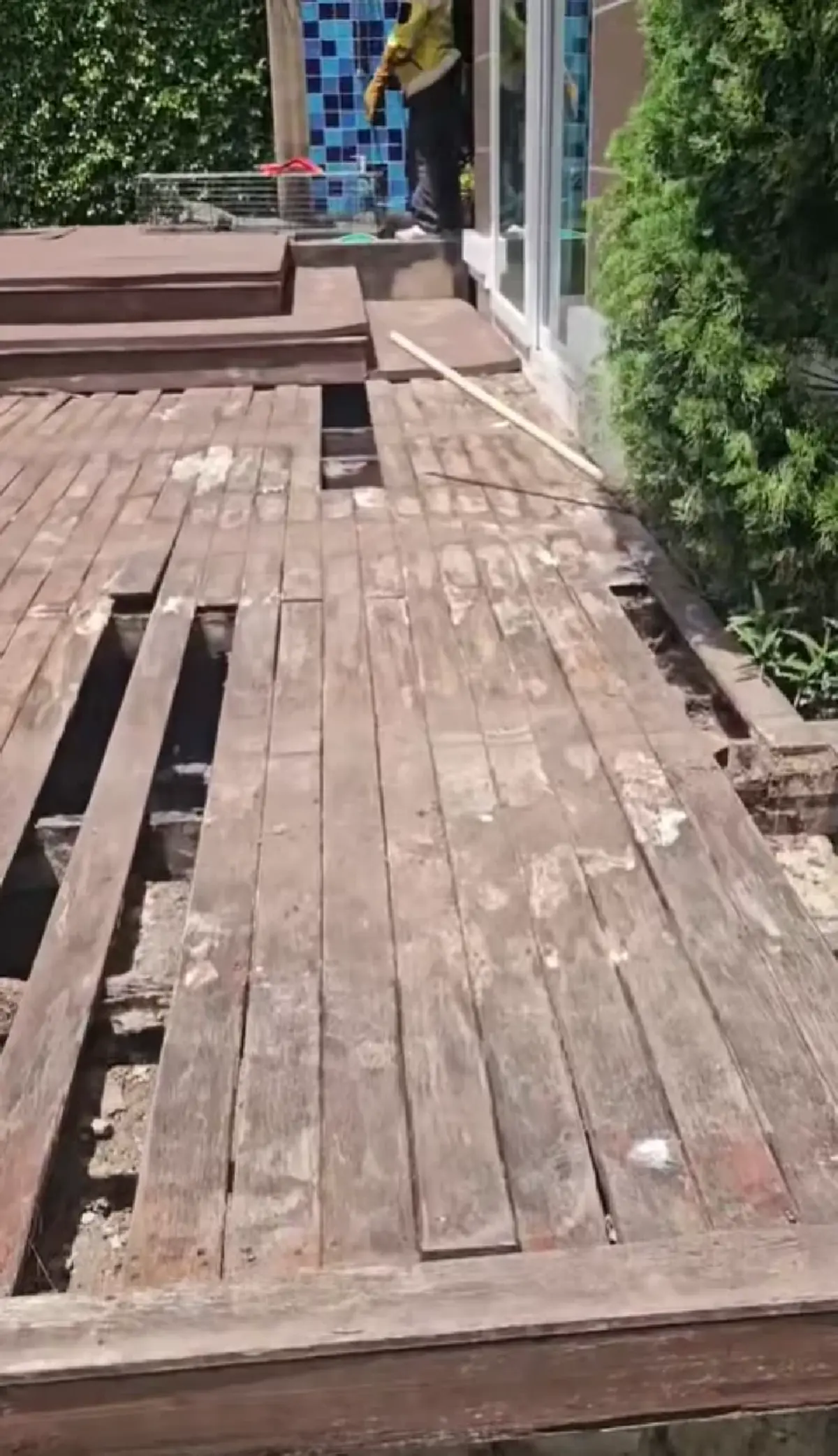 แห่ขอเลขที่บ้าน ดีเจเพชรจ้า เจอตัวแสบทำต้องรื้อบ้าน เสียหายหนัก