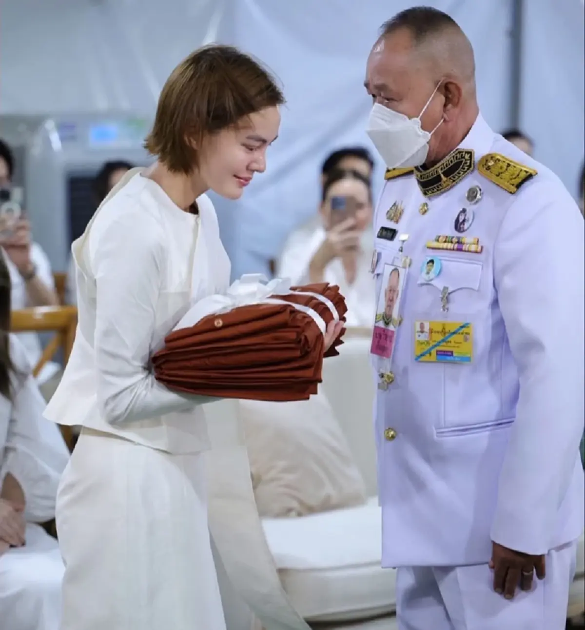 สามเณรีเจนี่ เข้าพิธีบรรพชา รับผ้าไตรพระราชทานฯ เพื่อนดาราร่วมงานเพียบ