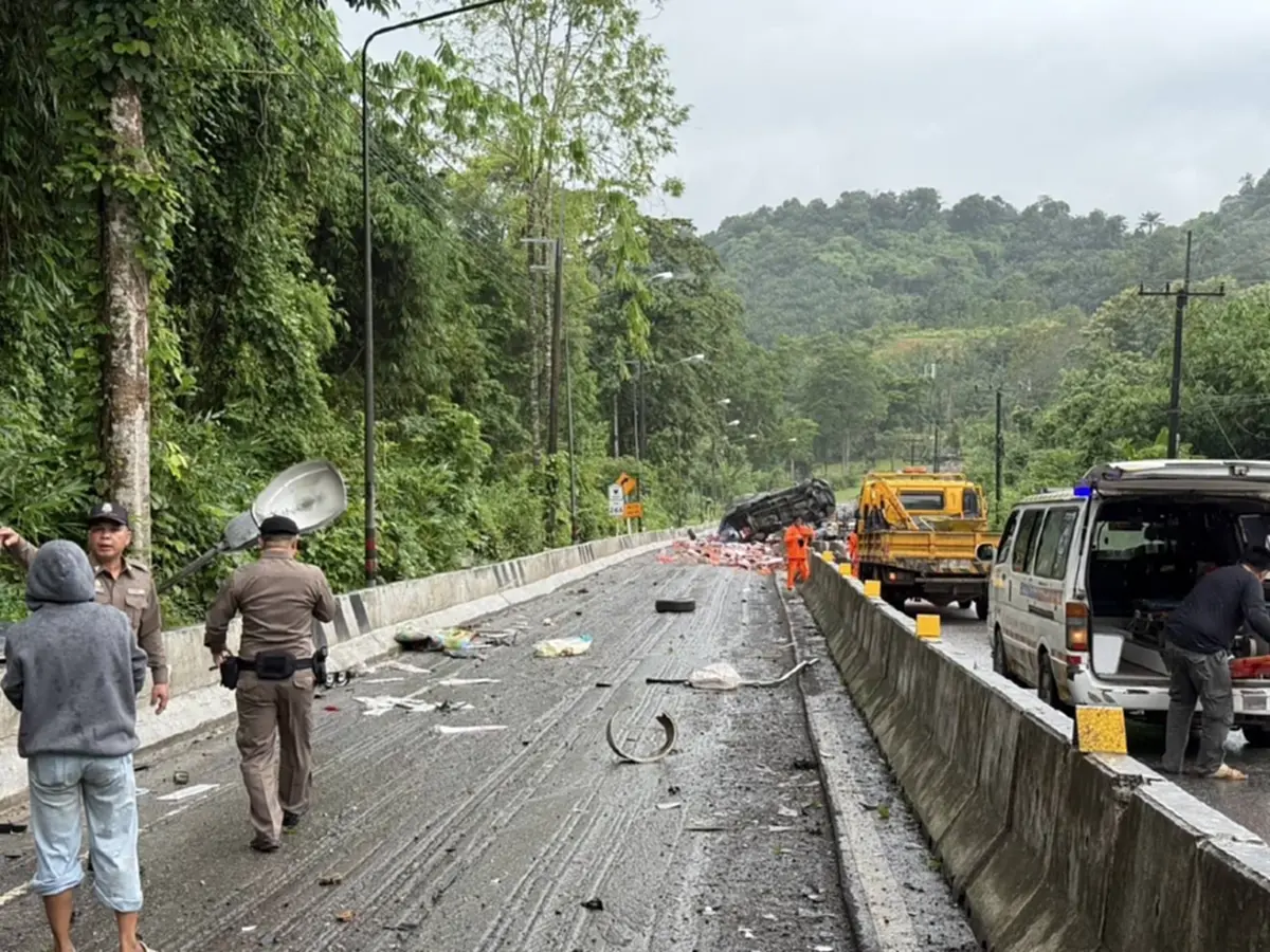 ชนสนั่น 5 คัน สิบล้อเบรกแตกเนินมรณะ ดับสลด3 เจ็บเพียบ14 ราย