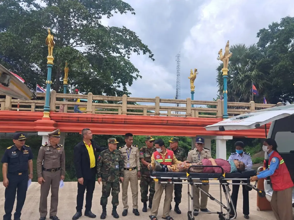 น้ำใจชายแดน เปิดด่านบ้านแหลม ส่งหญิงกัมพูชา ป่วยหนักไปรักษาตัว