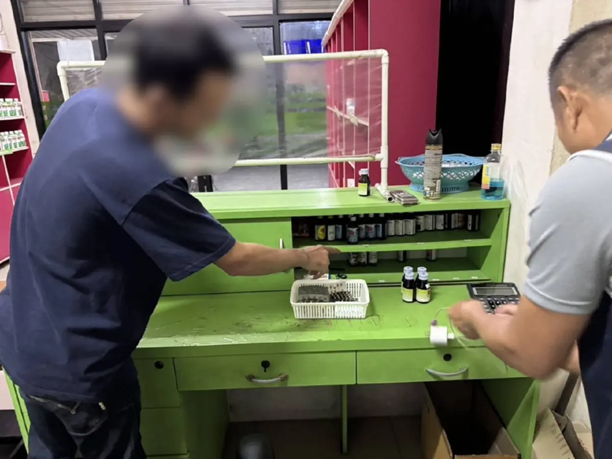 บุกจับ 6 เภสัชเก๊ จบมัธยม กระจายยาแก้ไอให้วัยรุ่นสาย 4x100